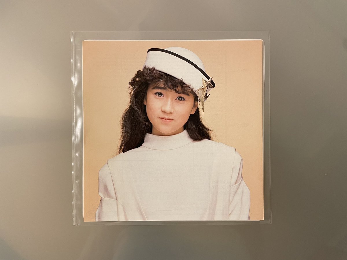 hanimage58's tweet photo. 1987年1月1日に山瀬まみちゃんの「Strange Pink」が発売されて39周年。作詞:松本隆さん、作曲:南佳孝さんによる作品です。淡い恋の曲ですが、歌番組ではクールな表情で歌われていたのが印象的です。歌唱力も高くビジュアルも正統派アイドル路線の時期でございました。
#山瀬まみ
#StrangePink https://t.co/28lcKkvsbg