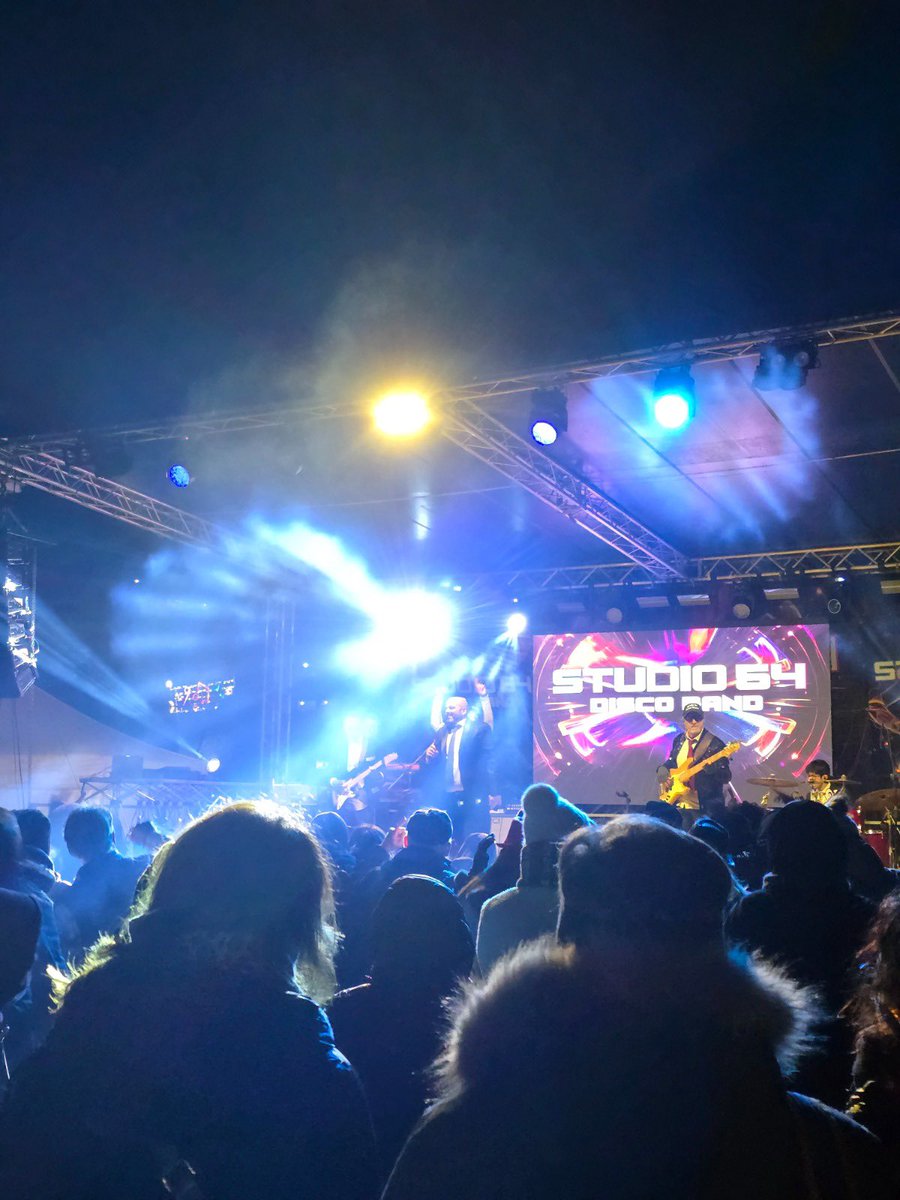 RegLiguria's tweet photo. Nella notte più lunga dell'anno le piazze liguri ospitano concerti e spettacoli dal vivo, con migliaia di persone pronte ad accogliere festeggiando il 2026🎆

Buon anno Liguria! https://t.co/mWMQI3aWYh