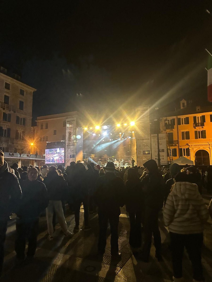 RegLiguria's tweet photo. Nella notte più lunga dell'anno le piazze liguri ospitano concerti e spettacoli dal vivo, con migliaia di persone pronte ad accogliere festeggiando il 2026🎆

Buon anno Liguria! https://t.co/mWMQI3aWYh
