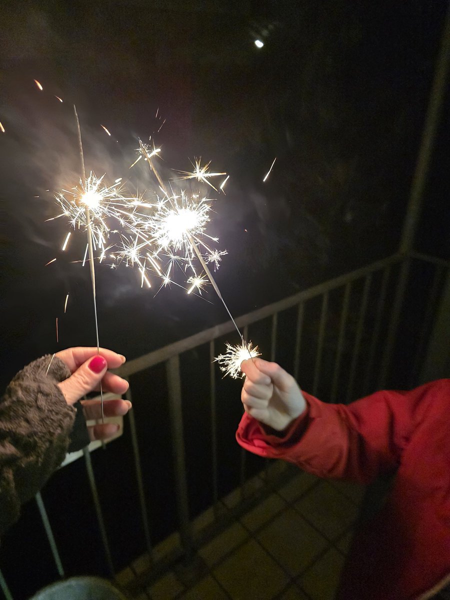 Mirtscham's tweet image. Happy New Year! 
Ich dargestellten dann jetzt auch ins Bett! \○/