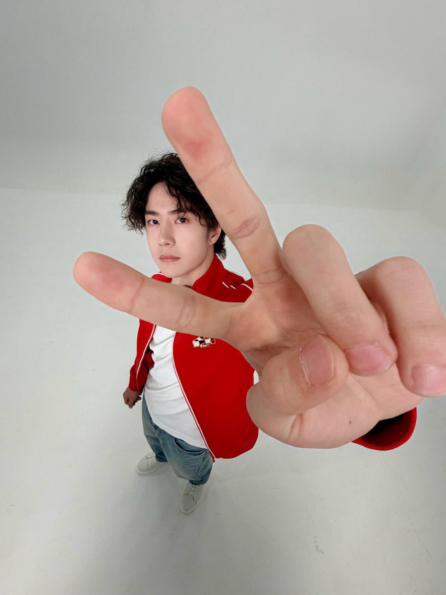 nahz_oaix's tweet image. 260101 08:30 YIBO-OFFICIAL weibo update

2️⃣0️⃣2️⃣6️⃣ New Year, new photo poses unlocked!
Wishing everyone a Happy New Year! 🎊🎊

#WangYibo