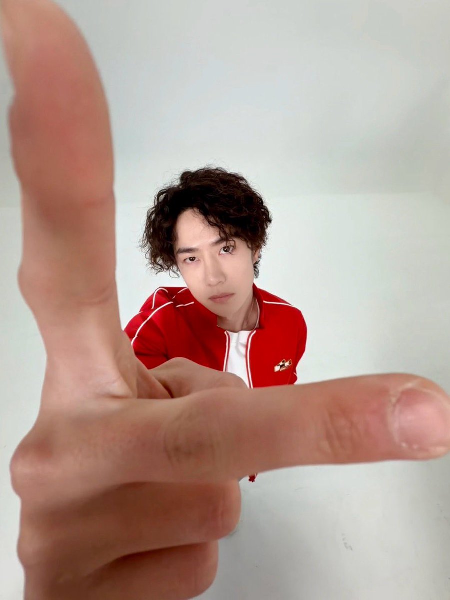 nahz_oaix's tweet image. 260101 08:30 YIBO-OFFICIAL weibo update

2️⃣0️⃣2️⃣6️⃣ New Year, new photo poses unlocked!
Wishing everyone a Happy New Year! 🎊🎊

#WangYibo