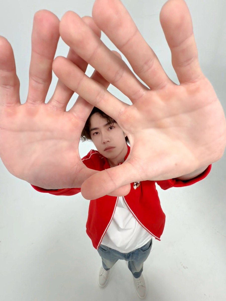 nahz_oaix's tweet image. 260101 08:30 YIBO-OFFICIAL weibo update

2️⃣0️⃣2️⃣6️⃣ New Year, new photo poses unlocked!
Wishing everyone a Happy New Year! 🎊🎊

#WangYibo