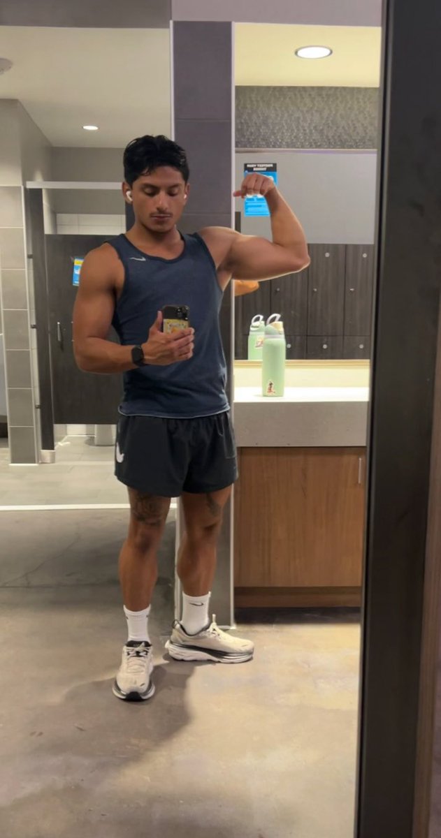 crxspatron's tweet image. i love this pose