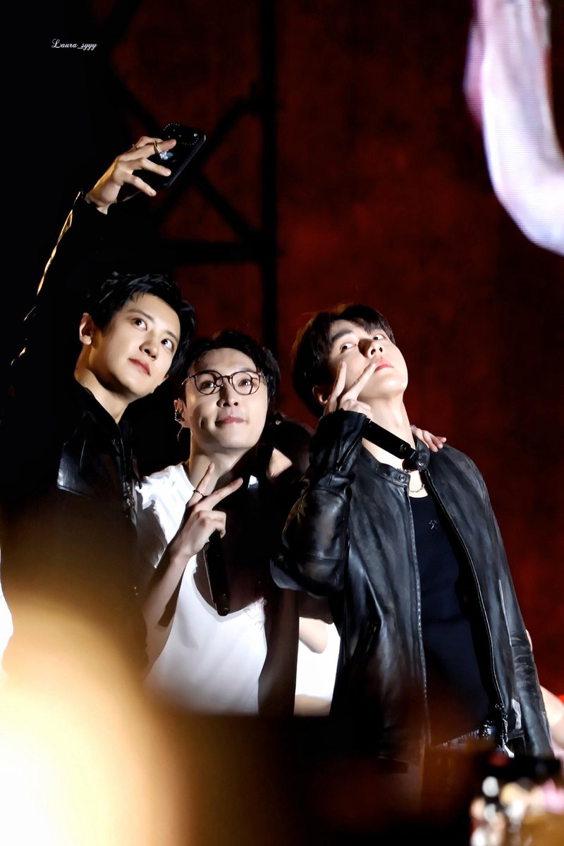 xunhuas's tweet image. These photos of Sehun, Chanyeol, and Yixing in one frame together 📸😭🖤