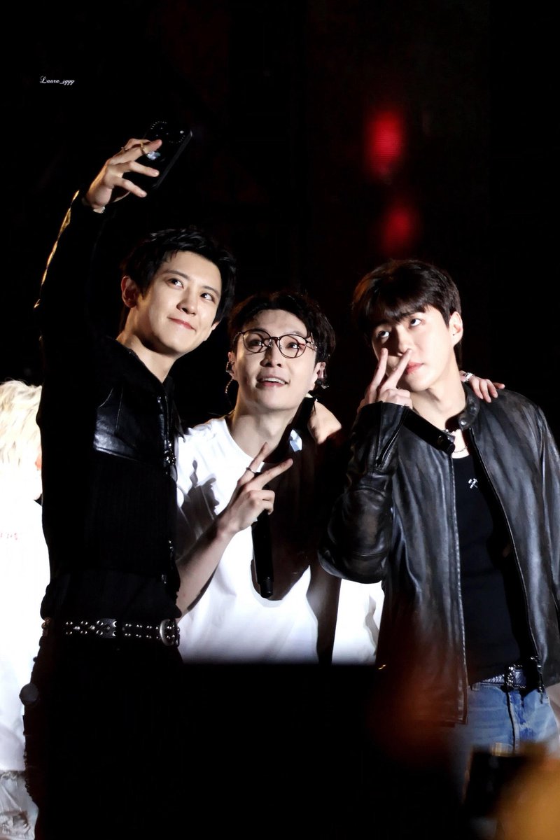 xunhuas's tweet image. These photos of Sehun, Chanyeol, and Yixing in one frame together 📸😭🖤