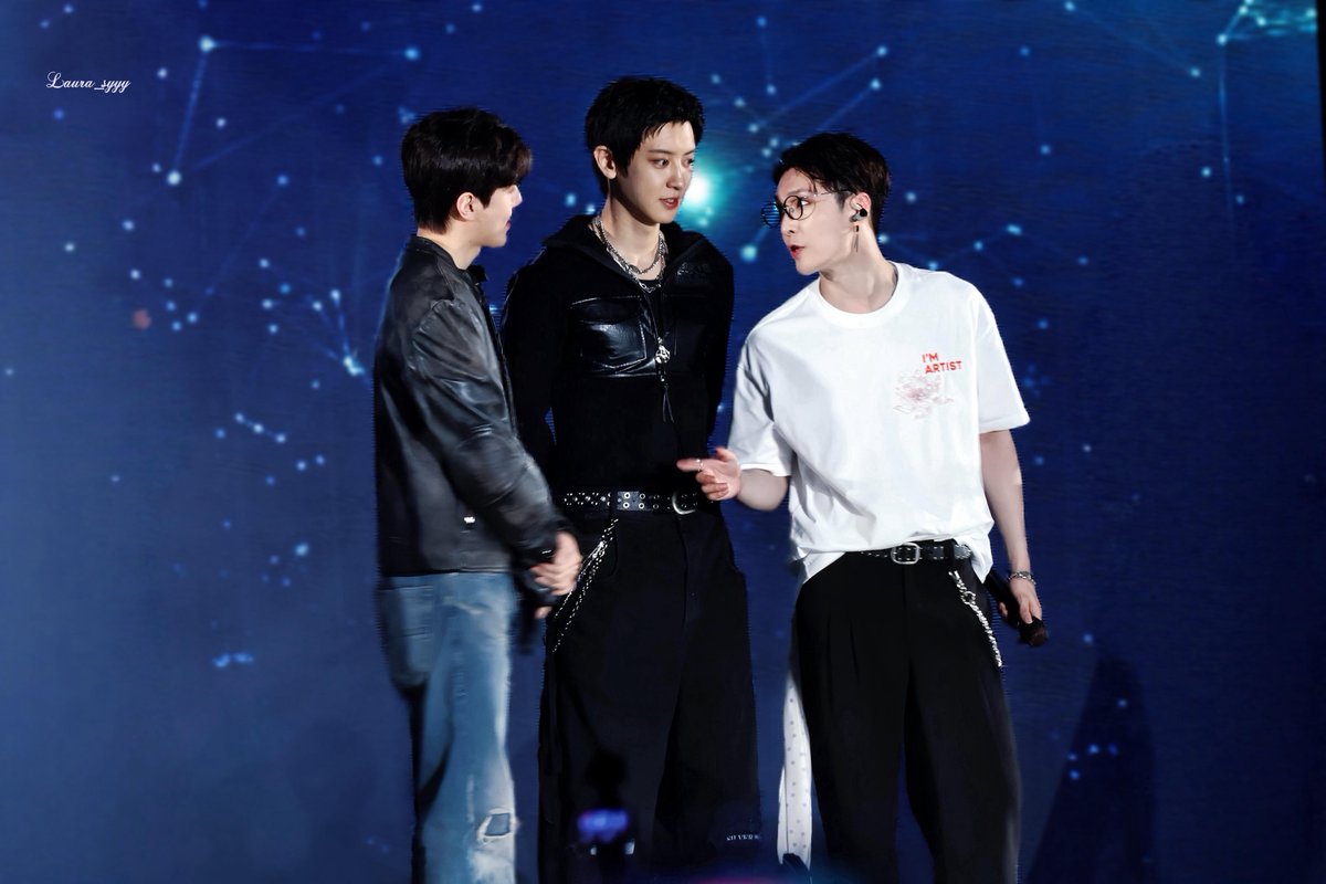 xunhuas's tweet image. These photos of Sehun, Chanyeol, and Yixing in one frame together 📸😭🖤