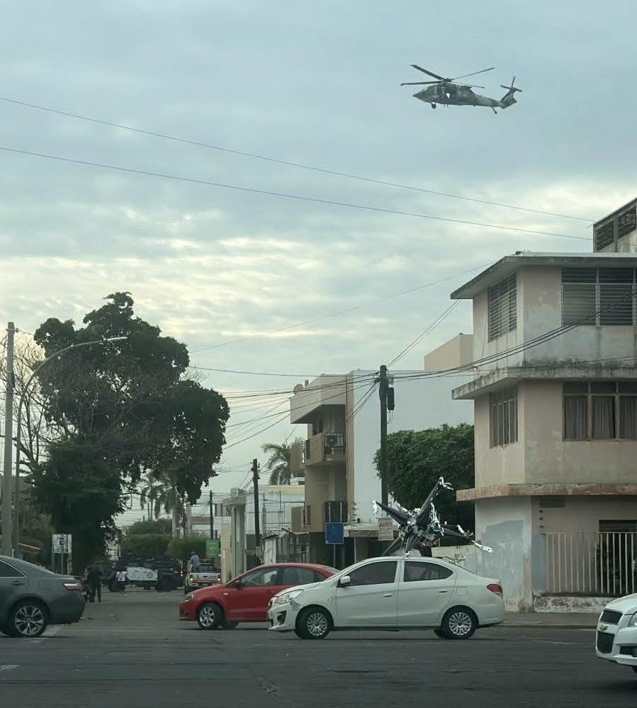 Vean el contraste por un lado un helicóptero artillado de la #marina y un vehículo particular con piñata🪅 para celebrar el #añonuevo . Así es la vida en #Culiacan #sinaloa entre operativos que se normalizan ante la #violencia en la ciudad.