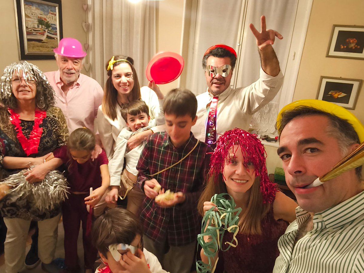 MiguelCallejaO's tweet image. La familia Calleja Ortega os desea Feliz Año Nuevo!!! Y que viva el vino!!! 👏🏼👏🏼👏🏼
#happynewyear #christmas #christmastime #newyearseve #christmasmood