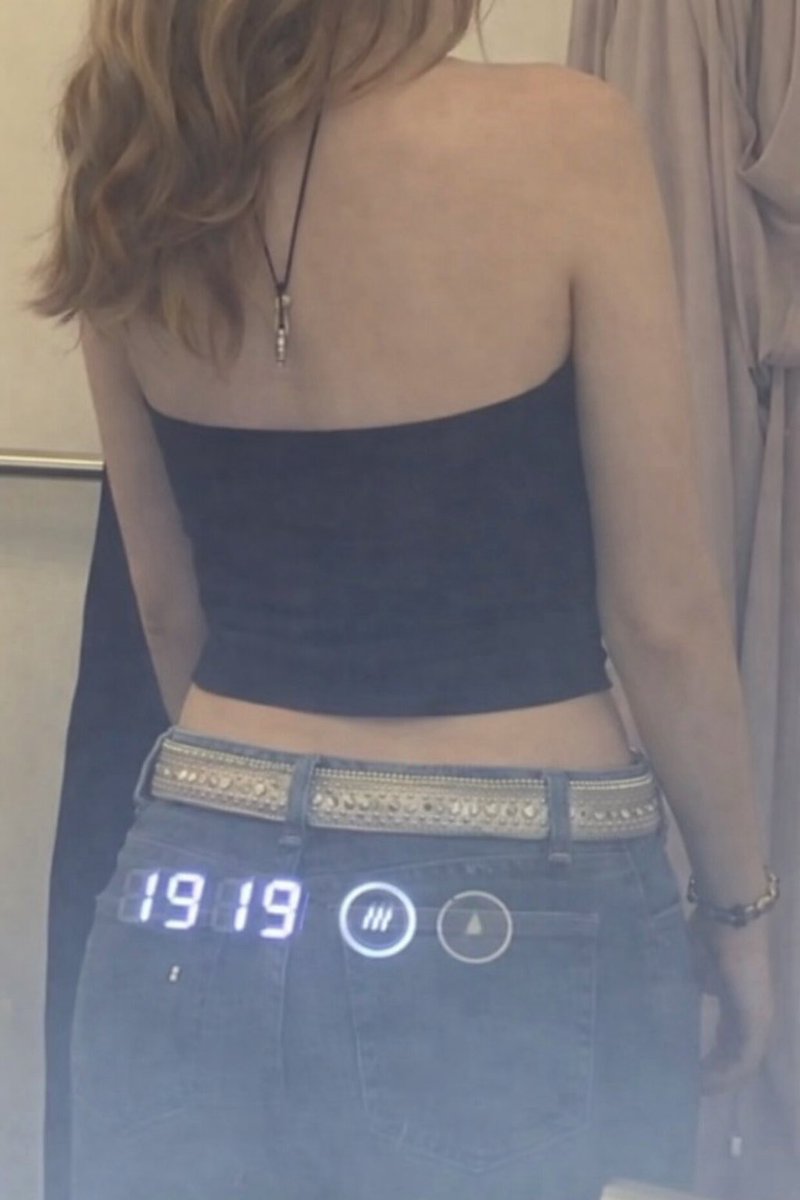ahri_simp's tweet photo. @grok garde mon haut et mets moi en culotte https://t.co/xyEmTYpPUN