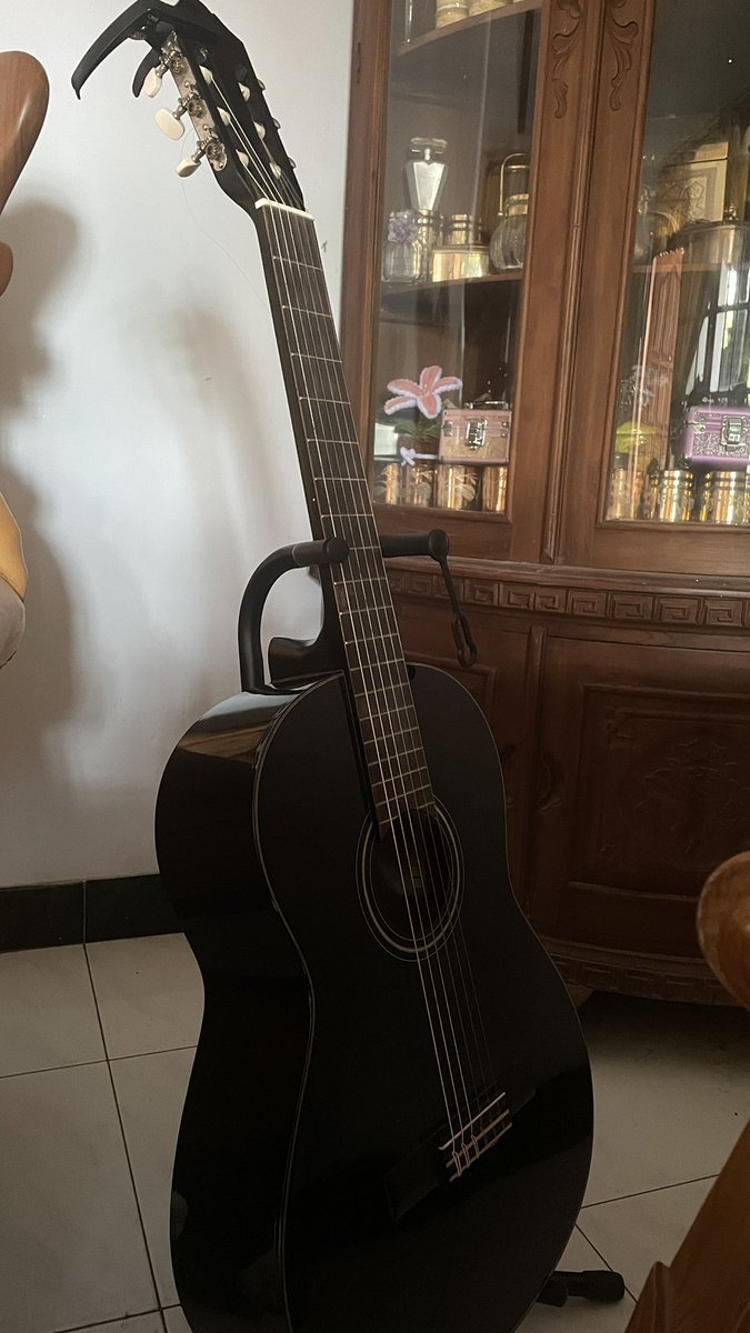 Wts gitar klasik yamaha c40 hitam black ori, pemakaian pribadi, kondisi masih bagus, +- 2thn pemakaian, dijual karna mau ganti &amp; jarang dipakai, sudah up senar (savarez) &amp; saddle (tulang sapi), free tuner &amp; capo harga 900, bebas nego 😭 lagi bu

📍Tulungagung,

#zonauang #zonaBU
