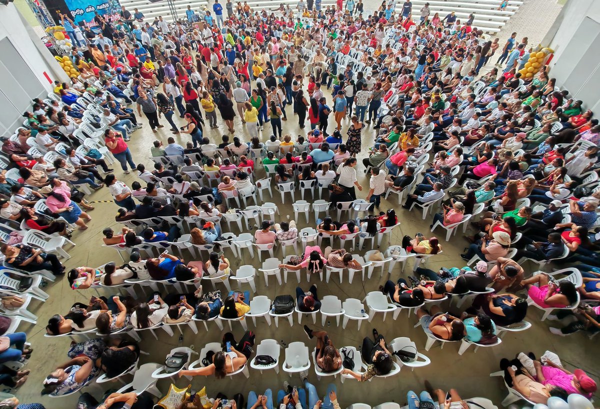 Ana_FuentesC's tweet photo. Cerramos un año de retos, agradecidos con Dios por mantenernos de pie y con salud. Gracias a nuestros líderes y al Alcalde Aquiles Alvarez por caminar junto a nosotros. ¡En este 2026 seguiremos en las calles con más fuerza y corazón!

¡Feliz Año Nuevo! 🥂✨ https://t.co/fULDYXX7t1