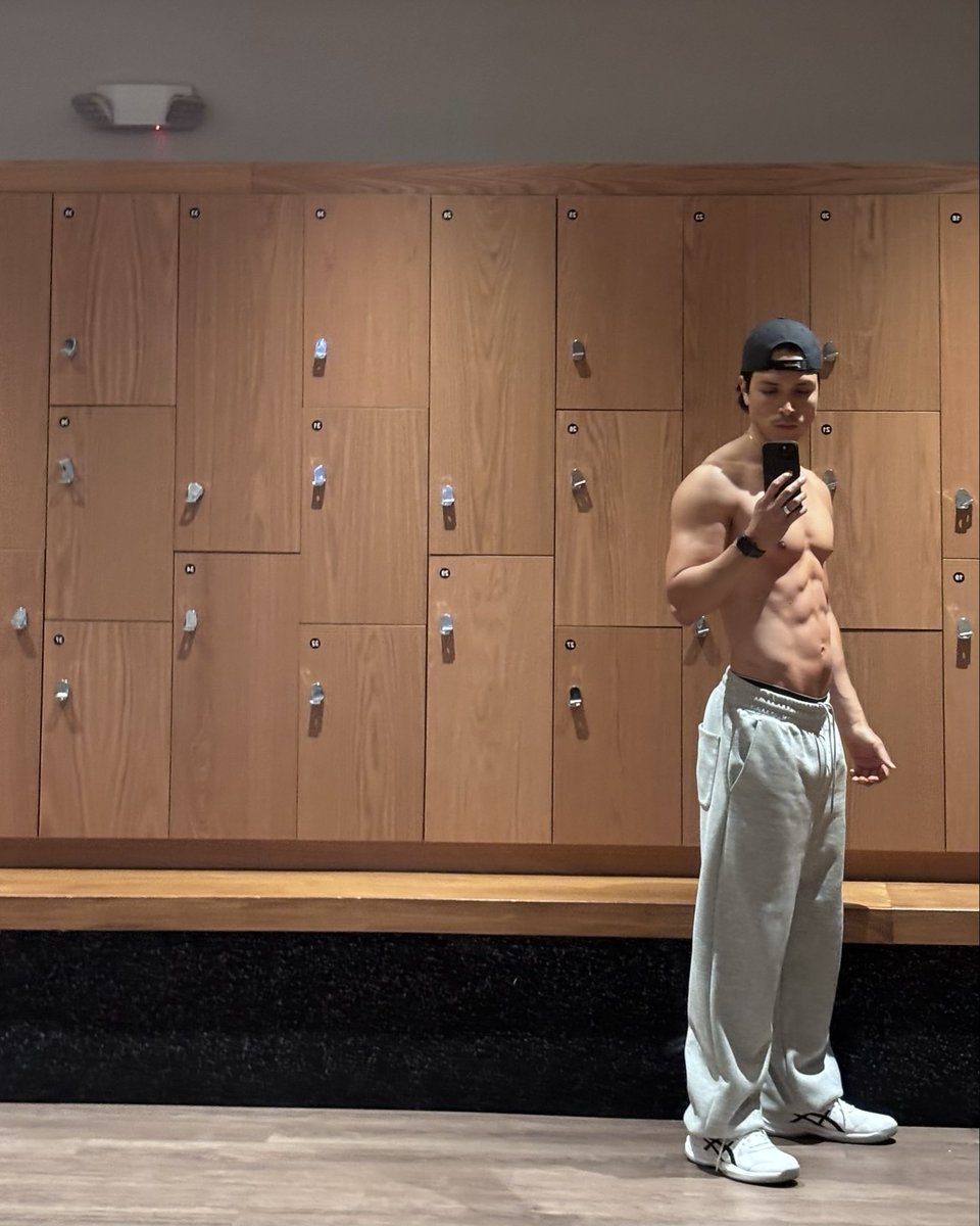 alvanano's tweet photo. mirror selfie wrapped 2025 https://t.co/sCuhxaeivy