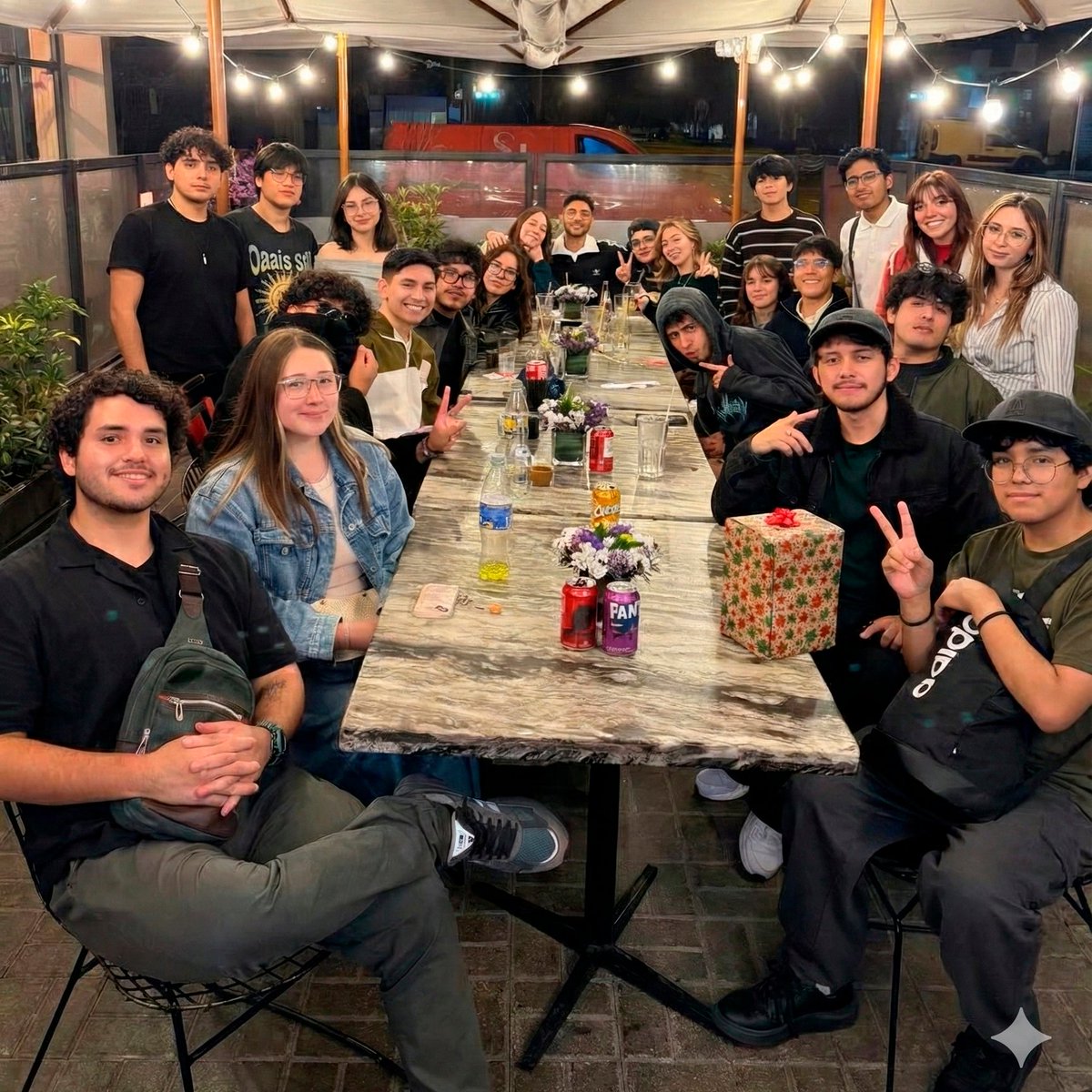 soaringcitos's tweet photo. POR FIN TODOS LOS WEBONES REUNIDOS, AHORA SÍ PUEDO MORIR EN PAZ!!! 💀😱👉⭕️🥚 https://t.co/EK5vb5C3uJ