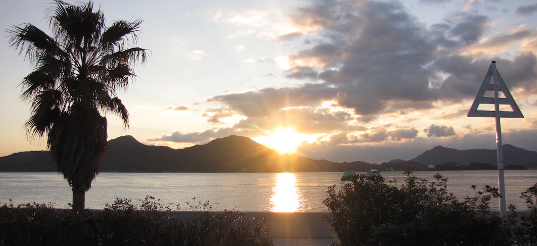 2026年あけましておめでとうございます。今年も楽しい事がたくさんある年を目指しつつ、仕事では年々みなさまへのご迷惑かけ度があがっている気しますが、なにとぞよろしくお願いします。
写真は2011年のロケハンのときの初日の出です。