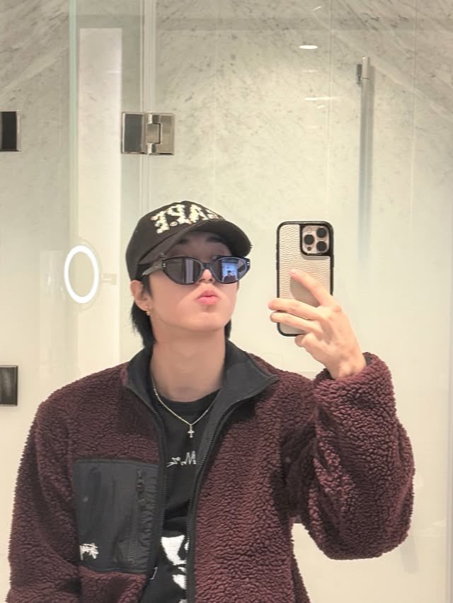 pweterhan's tweet image. Layers on, world off. Embracing the chilly weather with extra fuzz and a touch of mystery.