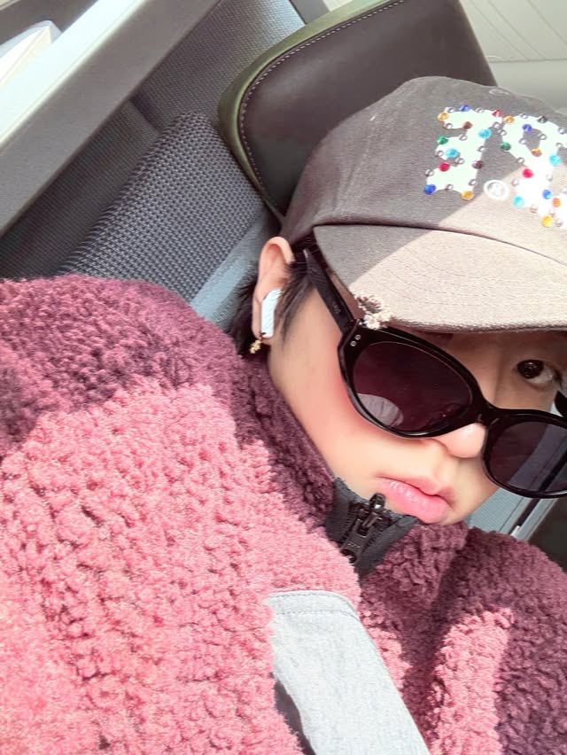 pweterhan's tweet image. Layers on, world off. Embracing the chilly weather with extra fuzz and a touch of mystery.