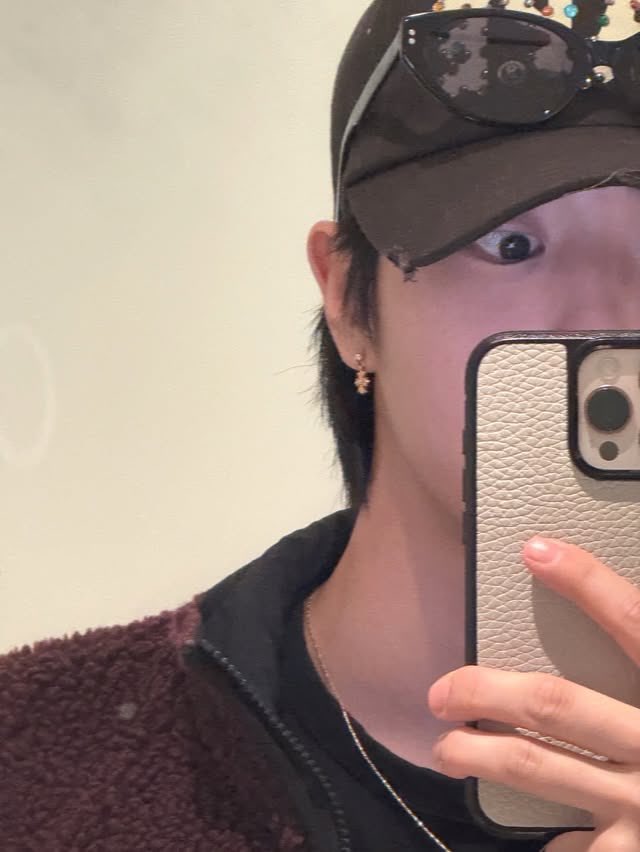 pweterhan's tweet image. Layers on, world off. Embracing the chilly weather with extra fuzz and a touch of mystery.