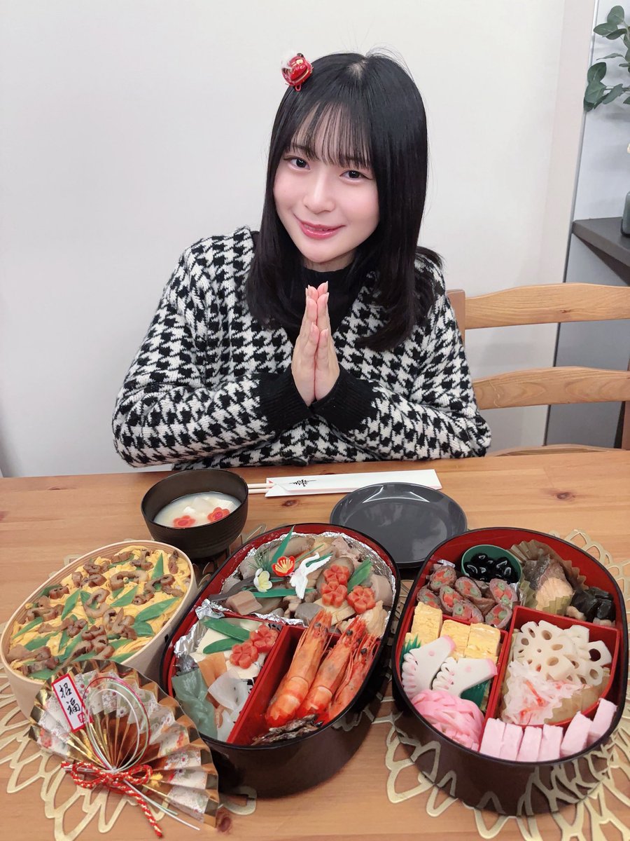 ayami_namba48's tweet photo. 明けましておめでとうございます🎊
2026年になりましたね~

年明けの瞬間ビデオありです🤭💖

今年もよろしくお願いします~👊🏻

今年もあやみの笑顔にやみつきにさせちゃいます~🪄

#NMB48  #彩り実らせ隊 https://t.co/43KVp0mOqv