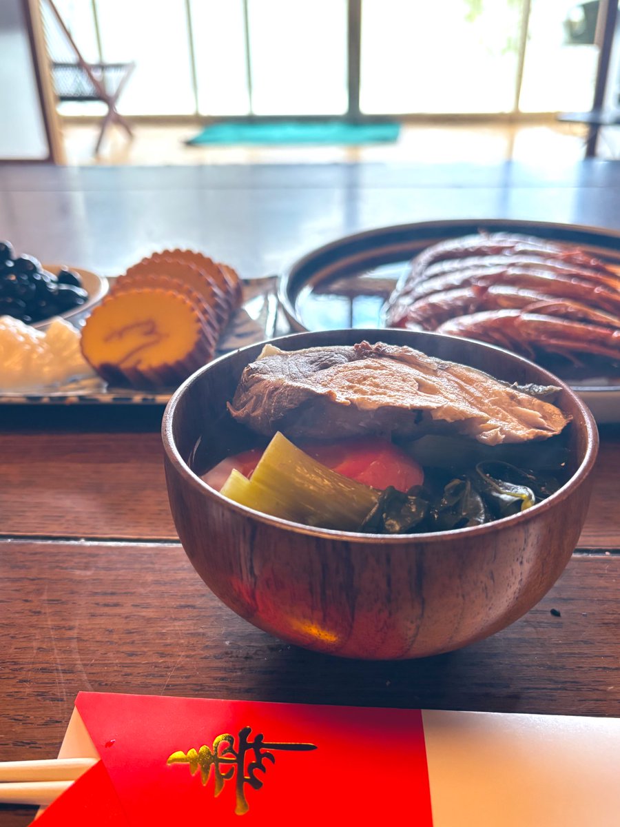 お雑煮とおせち料理を作りました🎍🌼
来年はちゃんとしたお重を買いたい！！