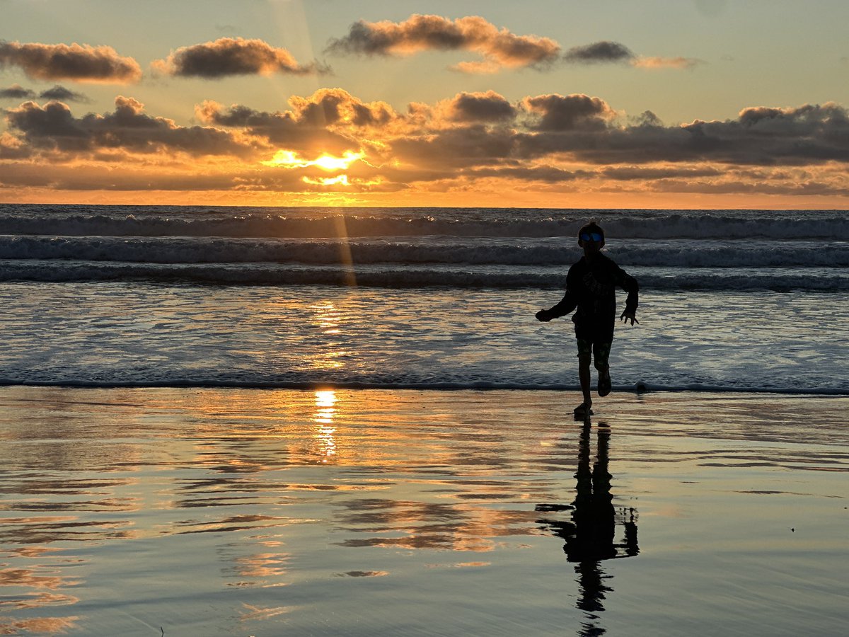 Dani_Explorer's tweet photo. A last-minute road trip to San Diego to close out 2025 🌊

Beach vibes, morning runs along the coast, gorgeous sunsets, time with friends, and  making memories with family

Exactly what I needed to end the year.

#sandiego #roadtrip #happynewyear #newyeareve #familytime❤️ https://t.co/O5roCIMpTd