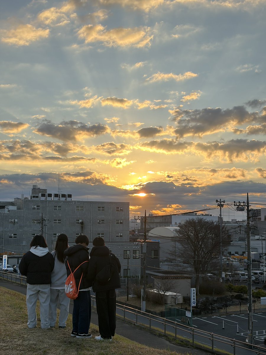 初日の出ラン🏃‍♂️
東の空は雲が厚くてイマイチ🌅だったけど普段通り、気持ちのいい朝。

今年もよろしくお願いします。