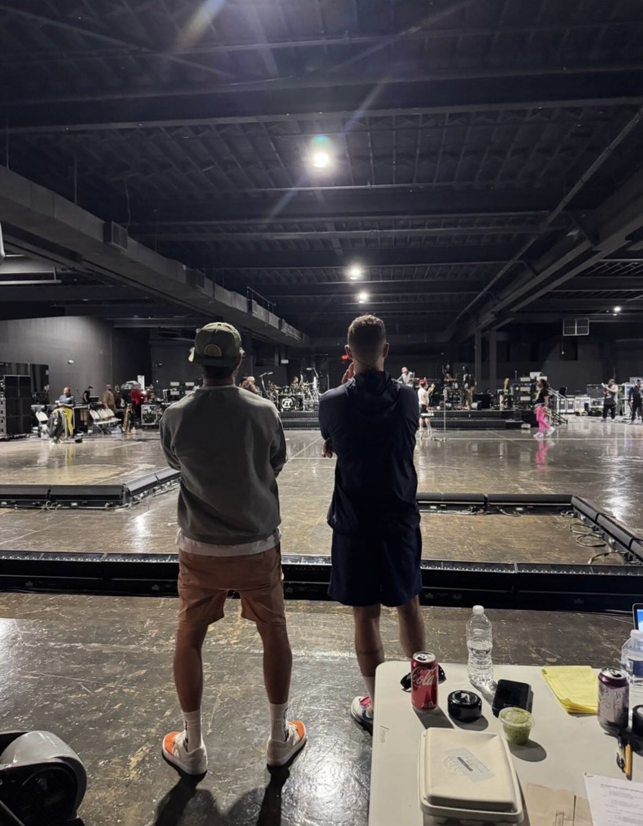 thetnkidsbr's tweet photo. MANDA MAIS!!! 🤩

As restropectivas estão rendendo registros inéditos pra gente! 

Fotos do Justin Timberlake nos ensaios para a #JTLIVE junto com o Marty Kudelka, os TNKIDS e equipe! ✨💛 https://t.co/OEu1BsAJJ7