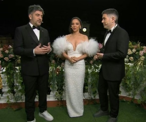 locrack's tweet image. #LaCasaDeLaMúsicaRTVE 
#LasCampanadasDeLosGemelos Feliz 2026 
A quien habéis visto ?
🔄 Chenoa y Estopa
♥️ Los gemelos