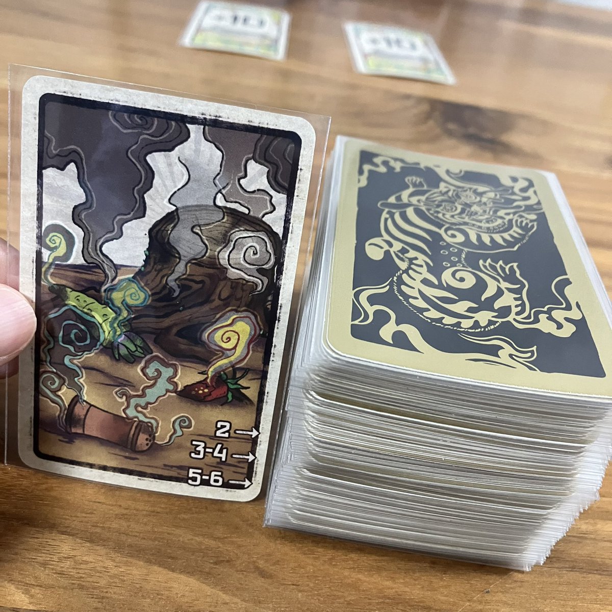 nusfrog's tweet image. 明けましておめでとう御座います🎍
干支違うやんって🐅→🐎所ですが、金ピカかつ絵柄がめでたい感じなので🌟
人数に合わせて山札のこの高さに「ゲーム終了カード」を差し込んで、、、がスリーブ入れてるから厚み変わっちゃってる感あるけど、気にせずに今年も『スパイシー』取り組みます🔥🌶️🐯