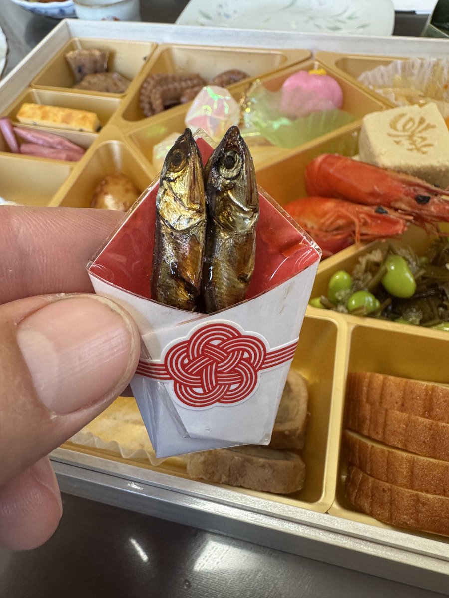 In Japan, this is a staple of New Year’s day お正月feast. It is called 田作(tatsukuri) or rice paddy maker, but why fish?!
In the Edo period, small fish were ground into fertilizer to bring a better rice harvest, thus a prosperous year. Hence a new years staple🙏🏽