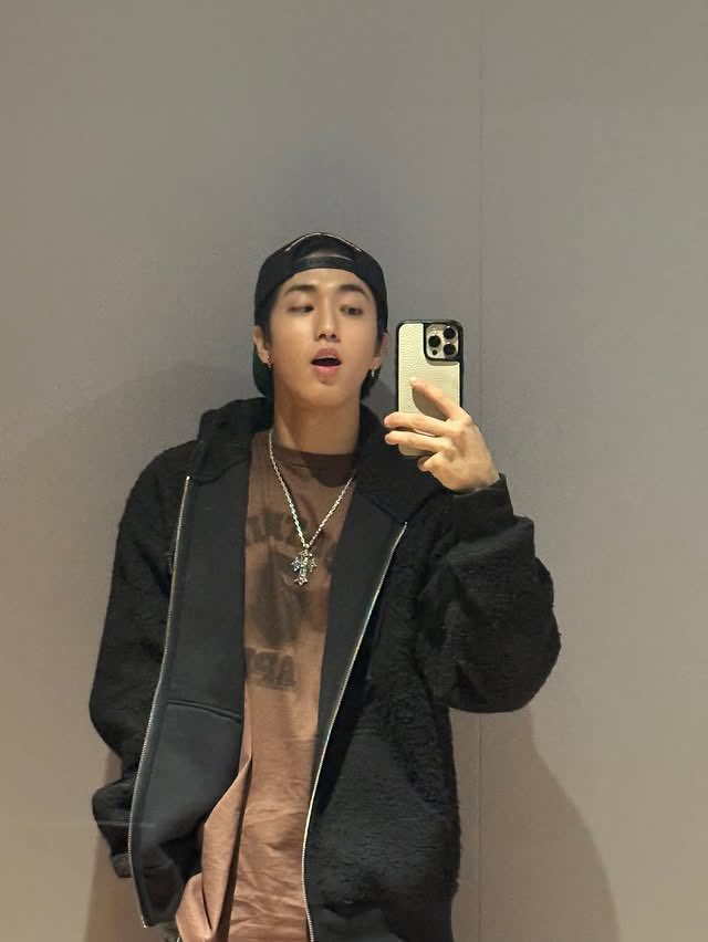 pweterhan's tweet image. Mirror, mirror on the wall who’s the clumsiest of them all? Probably me, but at least the outfit is cute.