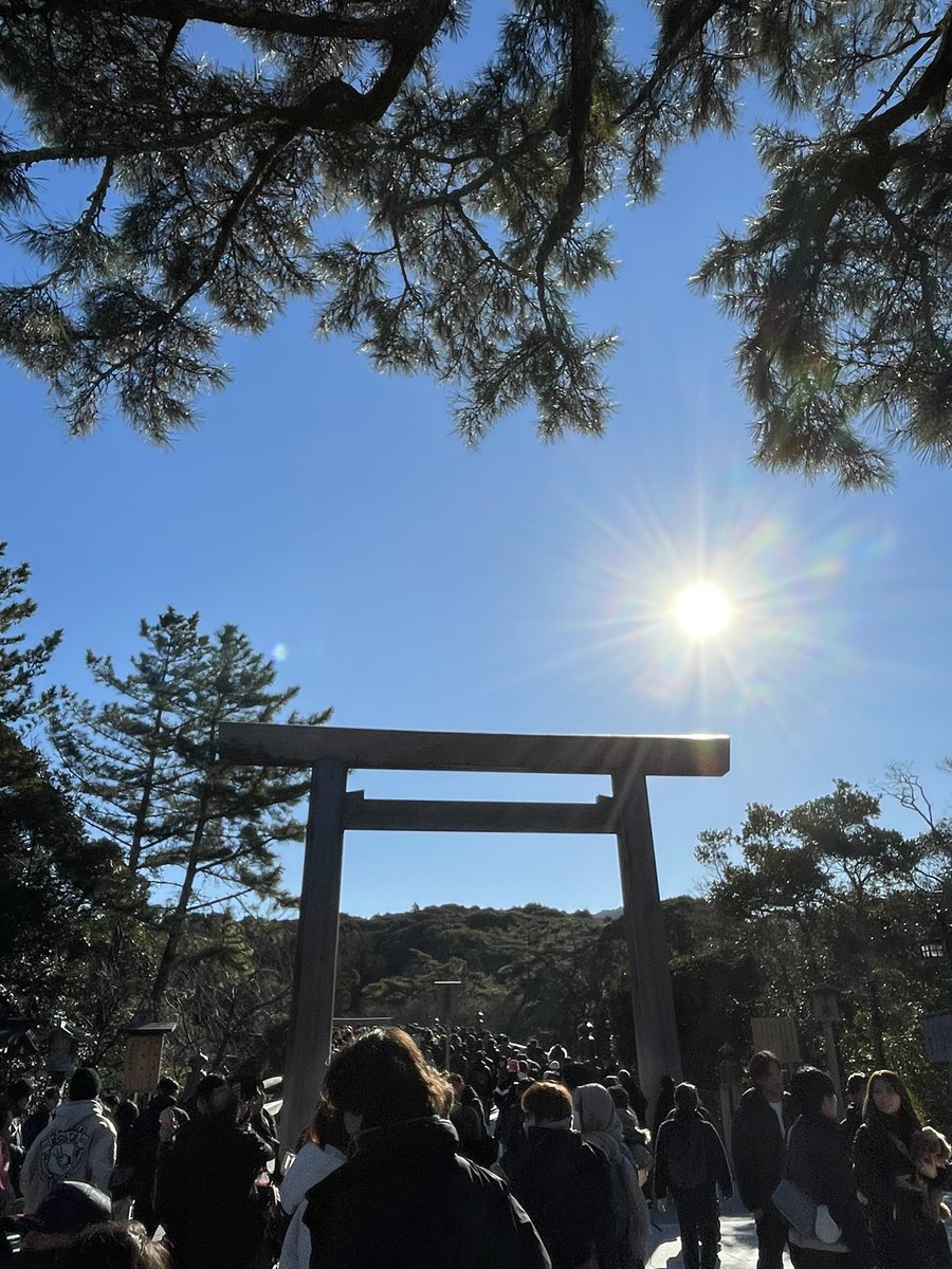 ponyCND's tweet photo. 今年はお伊勢さんで初日の出見たーいと思って3時に起きて向かったけど9時半にやっと車停めれた^_^ インターから3時間渋滞ふざけんな^_^ でも天気良くてよかった🌅 https://t.co/4IoGWuIzQM