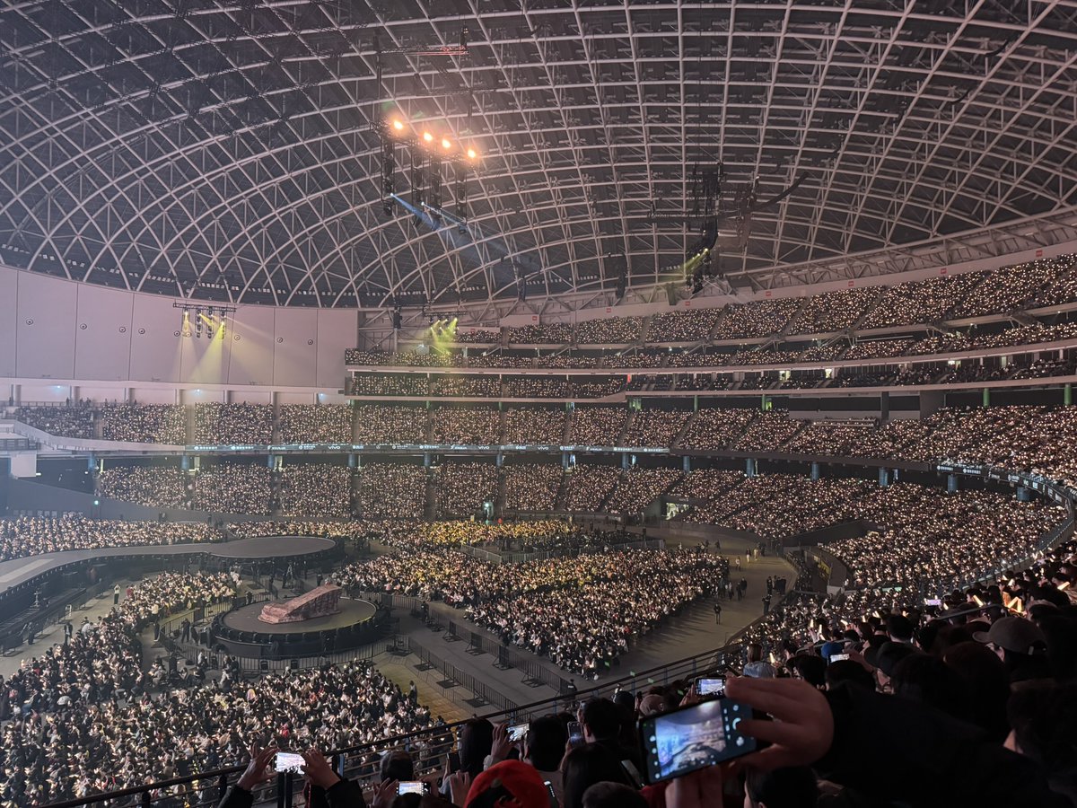 [新年]
感謝老師給我們機會來到蔡依林的演唱會現場，真的非常非常壯觀。這次的新專輯我早就在循環播放了，主打歌Pleasure更是在釋出第一天就記完歌詞…當然也跟工作夥伴們都大力推薦了好幾遍。😚
演唱會內容我就不劇透啦！今天還有一天，結束了再跟你們分享吧！