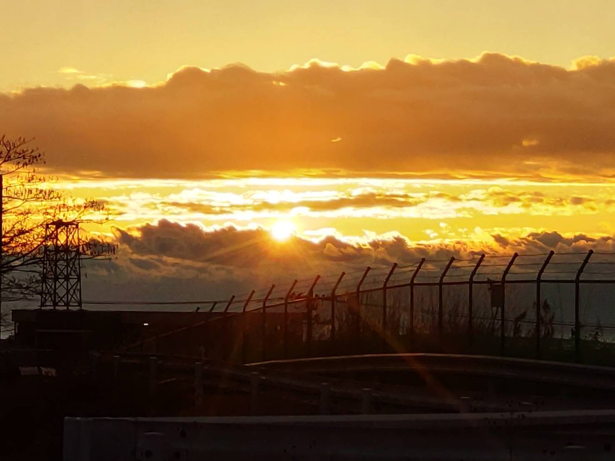 sendaisiyagiya's tweet image. 動物公園からの #初日の出 

#八木山動物公園　#八木山　＃動物園　＃zoo　＃仙台　＃親子　＃お出かけ　＃明日から正月開園