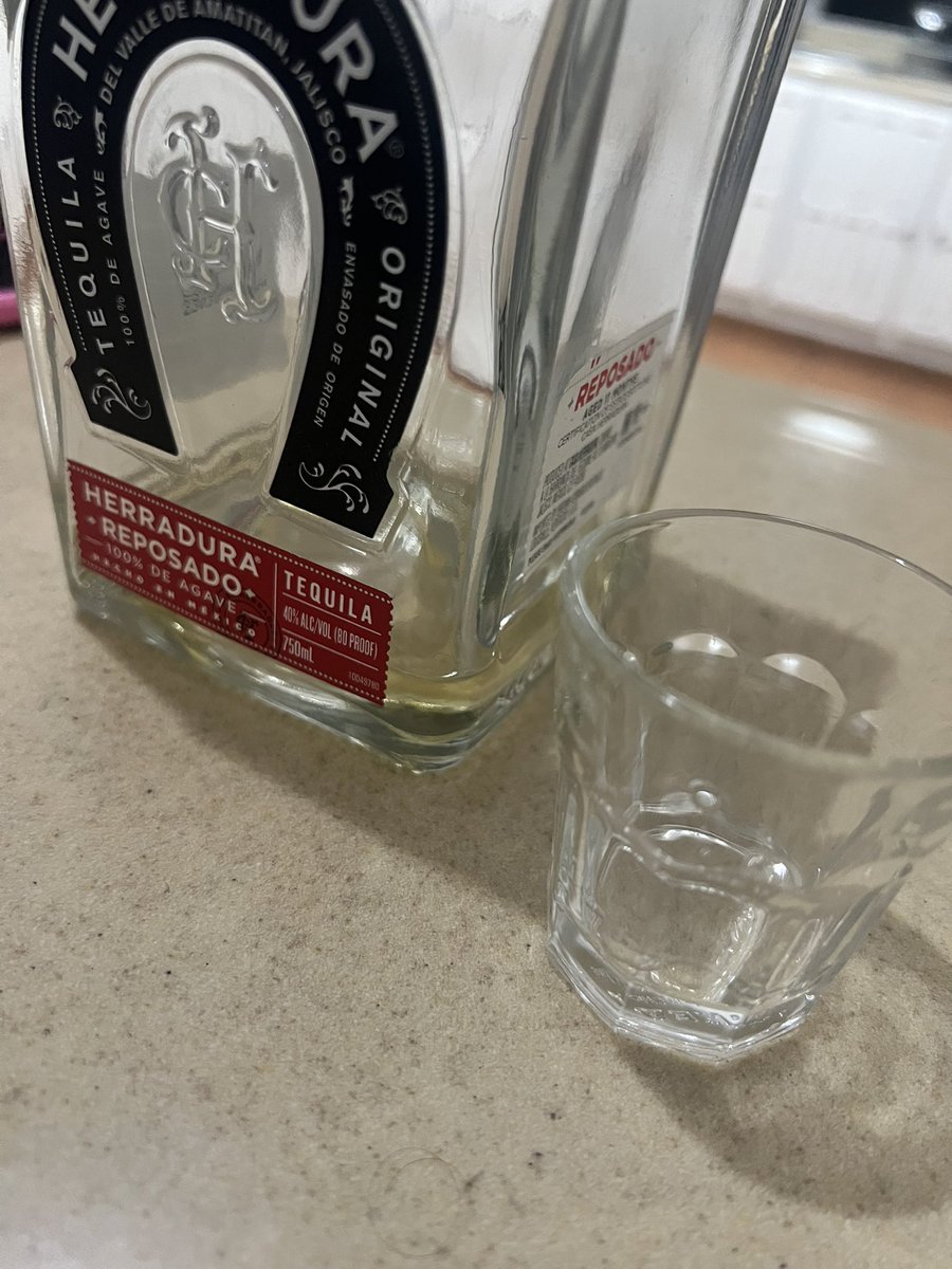 Estoy borracho y no son las 12… ojala este despierto para año nuevo 😩