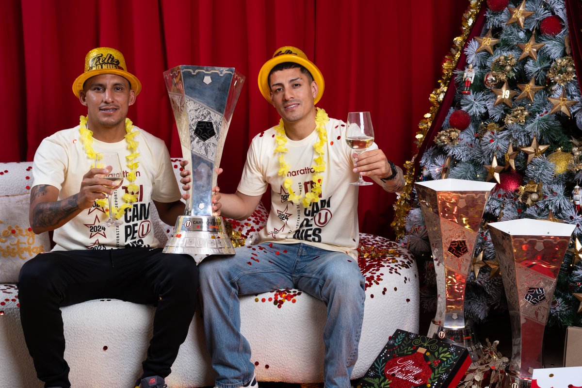 Universitario's tweet image. ¡𝗙𝗘𝗟𝗜𝗭 2️⃣0️⃣2️⃣6️⃣, 𝗖𝗥𝗘𝗠𝗔𝗦!

En este nuevo año ratifiquemos la unión, grandeza y garra que nos representa. 

¡La Ⓤ somos todos! 🥂✨

#UnaHistoriaDeGrandeza