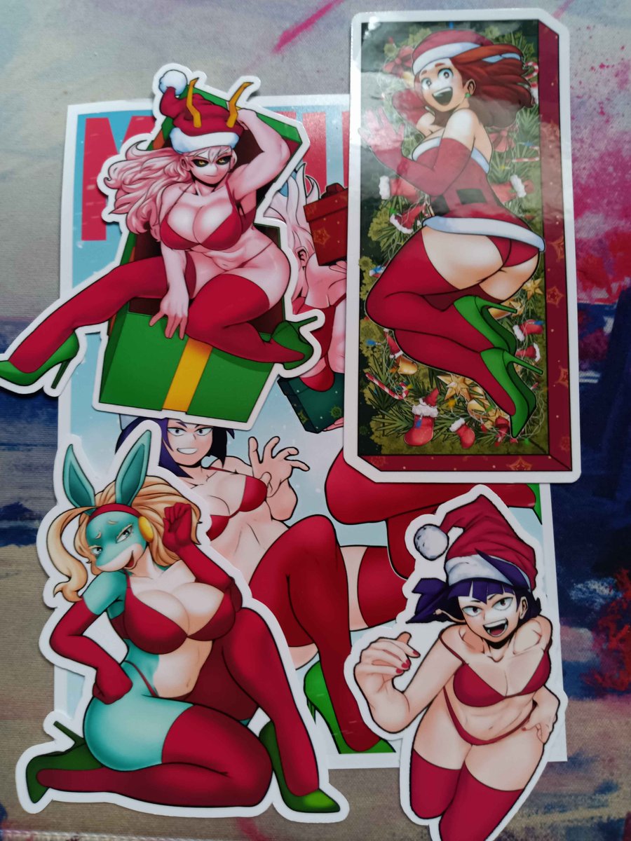 0Capsule's tweet image. Got this really cool Christmas theme MHA Poster and Stickers in the mail. The art was done by @Sonchapoo. 
ko-fi.com/sonchapo
#MHA #myheroacademia