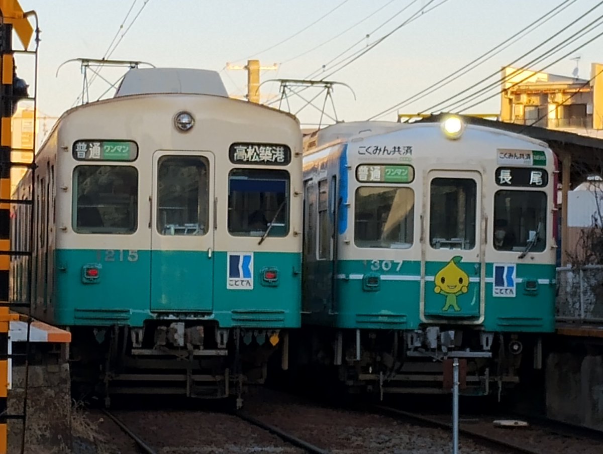 7:43高松築港発の2009Nは、1307×1308号でした。花園駅では1215号の並び