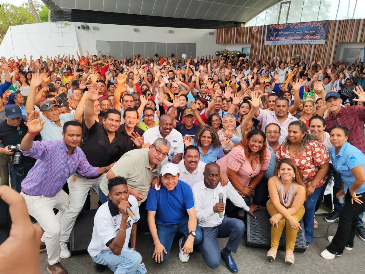 AquilESPueblo1's tweet photo. Cerramos el año agradecidos por la fuerza, la fe y el trabajo en cada territorio. Gracias a los líderes barriales, el corazón de esta gestión. @aquilesalvarez
El 2026 nos encuentra más unidos,  junto a nuestra gente, por el Guayaquil que merecemos. 💙✨ https://t.co/yBDwU9KRcA https://t.co/8zClrUx0Bh