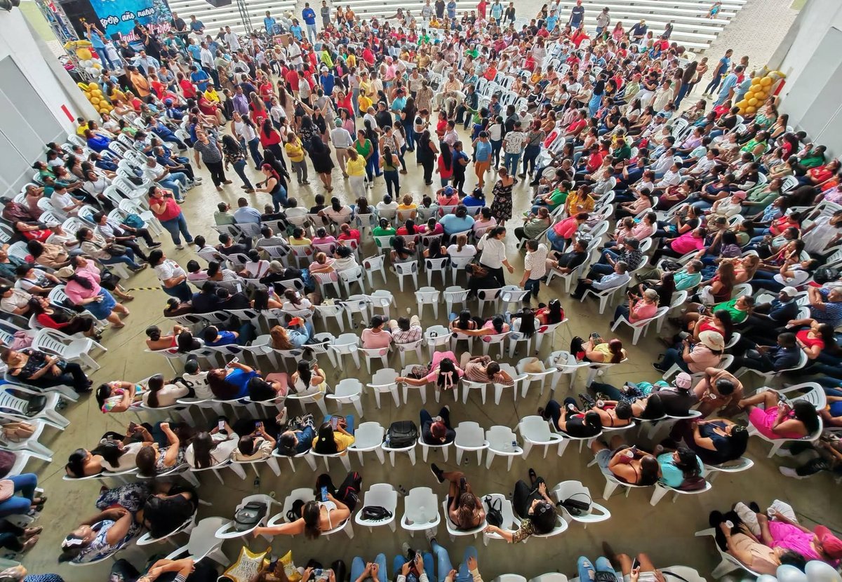 AquilESPueblo1's tweet photo. Cerramos el año agradecidos por la fuerza, la fe y el trabajo en cada territorio. Gracias a los líderes barriales, el corazón de esta gestión. @aquilesalvarez
El 2026 nos encuentra más unidos,  junto a nuestra gente, por el Guayaquil que merecemos. 💙✨ https://t.co/yBDwU9KRcA https://t.co/8zClrUx0Bh