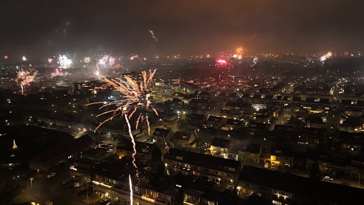 Pitchenputter's tweet photo. Vuurwerk rond oud en nieuw. 00:00 uur boven #rijkerswoerd #arnhem https://t.co/bEMwDjAo3o