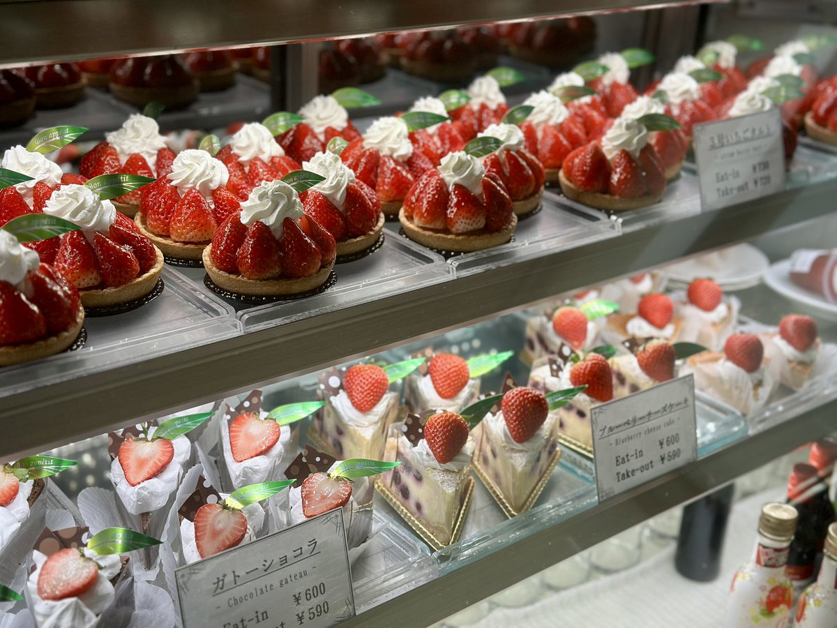 お正月キャンペーンのお知らせ📢

1月1日〜4日限定！
テイクアウト商品🍰¥2.026お買い上げのお客様に
【いちごシュー🍓】をおひとつプレゼント🎁

無くなり次第終了となります！
ぜひお早めにお越しください😌

#いちごの里カフェ日光店 #いちごシュープレゼント #いちごのタルト #お正月キャンペーン