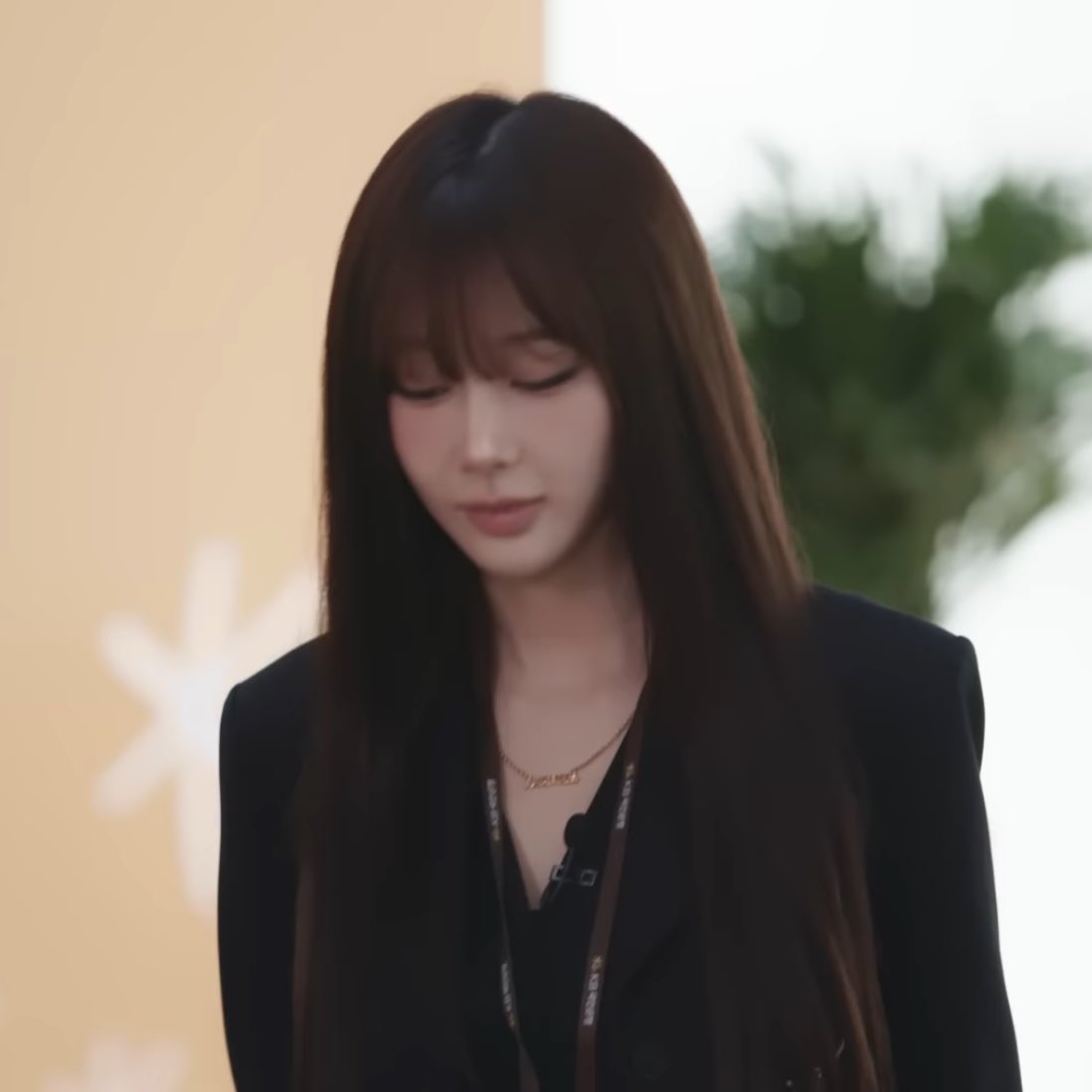 변호사님… 앞머리 내린 거 예쁘세요 작년보다 더 젊어지신 것 같아요