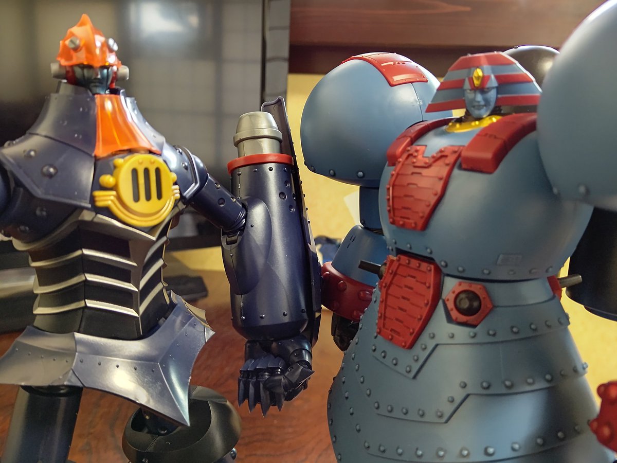 昨晩、紅白観ながら組み立てしてて、今朝完成したMODEROIDのビッグオー