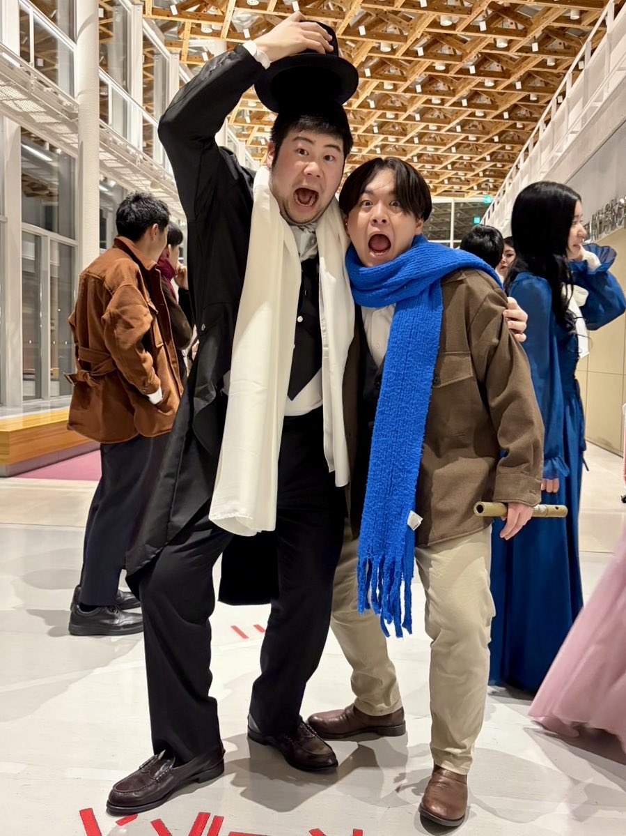 MATSUSIC_'s tweet photo. 明けましておめでとうございます！
昨年はたくさんの方にお世話になり、とても成長できた1年でした😊
お世話になった皆様、感謝申し上げます🍀*゜
今年も���力で走り回りますのでよろしくお願いいたします🙇‍♂️😆

写真は昨年歌い納めのボエーム公演です🙌 https://t.co/DiOT5Z4ekE
