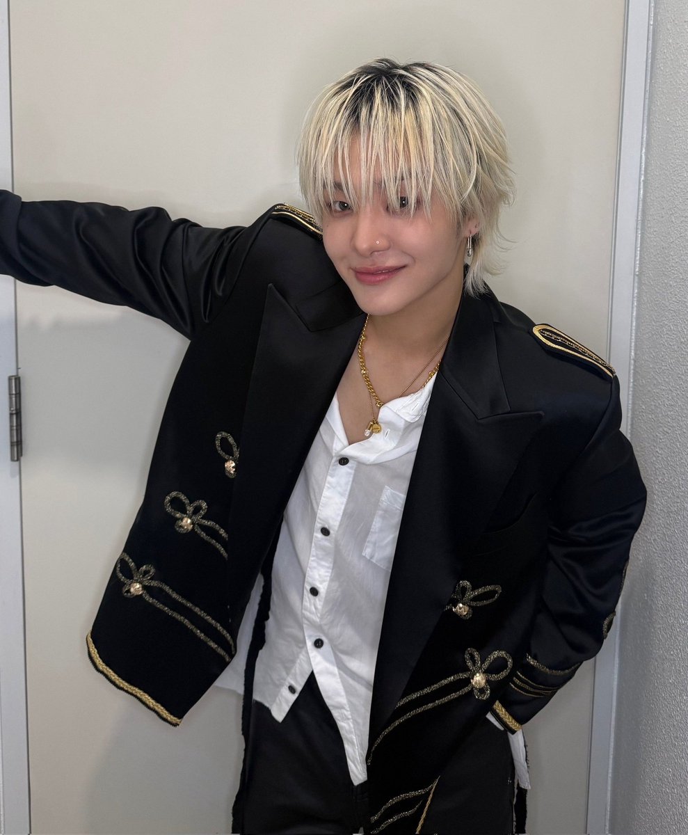 Teume, how was 2025 for you all?!
2025 has left me with so many unforgettable memories😃
thank you for cherishing TREASURE throughout the past year 🙇🏻
I hope 2026 is better than 2025✨ 
sorry its late. thank you all
also I dyed my hair yesterday haha
lets rock and roll byeee 🤘🏻