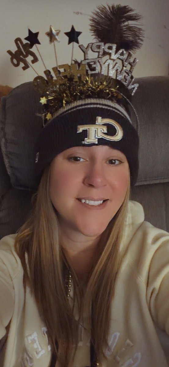 NicoleBuzzinGT's tweet image. Bringing in the new years with my GT!!! Hoping for a GreaT next season!❤️🐝🏈 #georgiatechfb #NewYearsEve #2026 #THWg