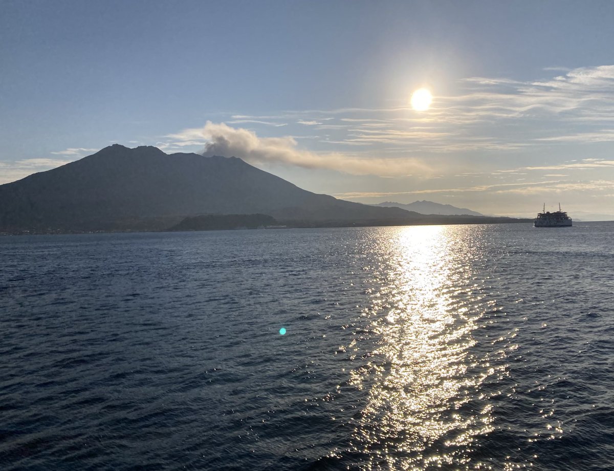 新年明けましておめでとうございます🎍

2026年は南日本新聞社創立145年の節目の年。本年の主催事業も新たな取り組みを重ねて参ります✨

変わらぬご支援、ご協力を賜りますよう何卒よろしくお願い申し上げます🙇
#南日本新聞 #南日本新聞社 #鹿児島観光 #鹿児島