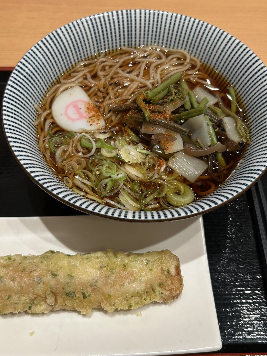 sky_mariko's tweet photo. 年明け出勤前に毎年来てるな…
そばいちで山菜蕎麦、今年は竹輪天付き。 https://t.co/M68KbHp6By