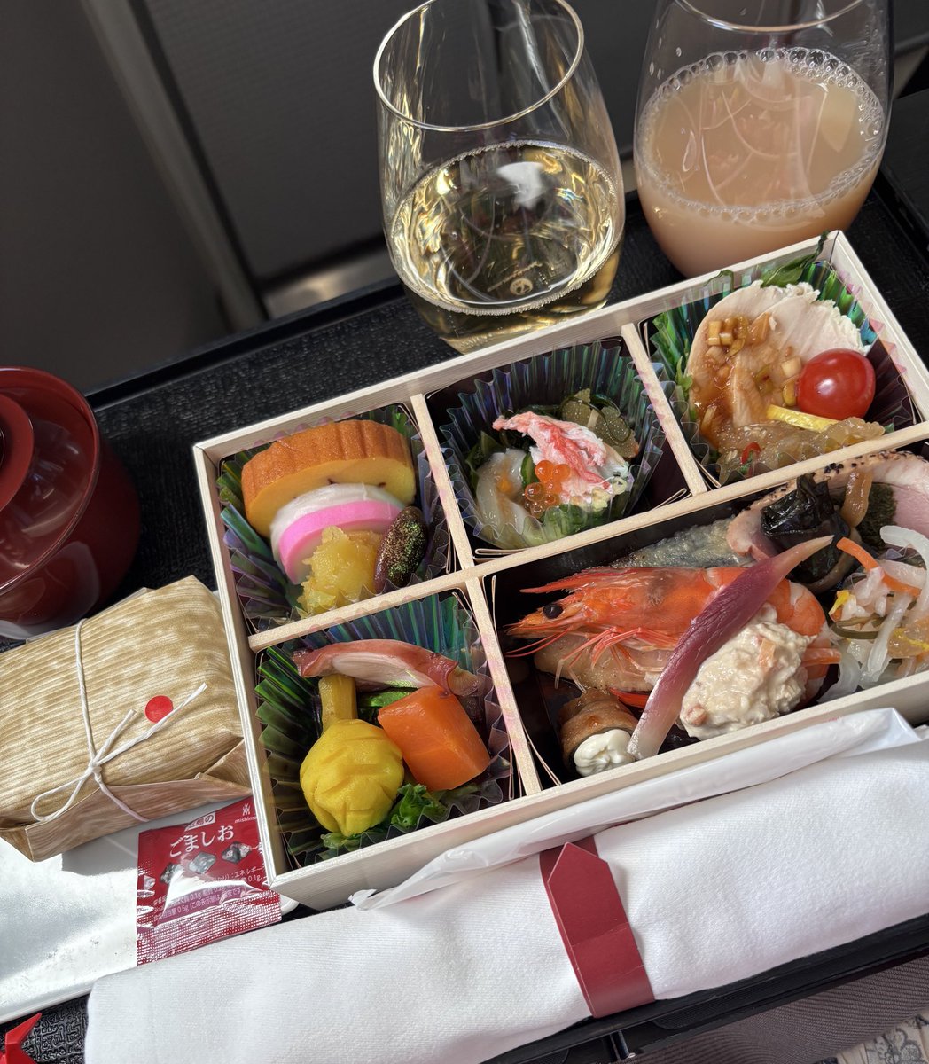 aeblack59's tweet photo. 元旦におせちいただきたくてJALに！
美味しかった☺️富士山も綺麗で機内和やかでいい時間でした
そして、JALからJTAへ、結ジンベイグッズ買えて嬉しい😆
素敵旅ありがとうございました😄

#JAL
#JTA https://t.co/xjEpADhs6o